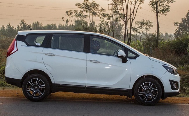 6 Seater Mahindra Van